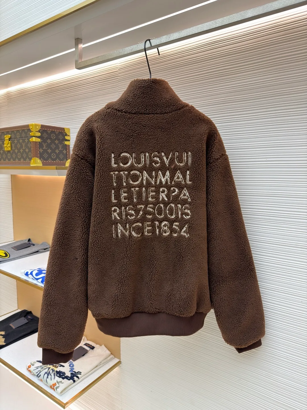 LOUIS VUITTON solid color zipper suede waist long-sleeved velvet jacket ●Original version: Purchased and developed for 17000 ●Item number: 1682255-B50 ●Fabric: cotton fabric ●Technology: Made on positioning cutting machine ●Color: brown ●Version: fitted version ●Weight: about 975 grams ●Size: S-M-L-XL ●Description: This brown lambswool jacket with LVM logo is made of imported imitation lambswool fabric, which has been processed by double carding and shearing processes. The pile length is even to 12mm. It feels fluffy and soft and is not prone to lint and pilling. The bottom layer of the fabric is compounded with waterproof polyester lining, which is seamlessly bonded through a heat-pressing lamination process, effectively locking in temperature and preventing linting. The body adopts a loose shoulder-drop design, and the three-dimensional tailoring technology allows the shoulders and body to connect naturally without any stiff splicing. The front is equipped with a customized brass zipper, which has been treated with electroplating and anti-oxidation, making it smooth and durable. The LVM logo on the left chest is made of three-dimensional embroidery technology, using high-twist cotton thread and flat embroidery stitching. The stitching is dense and does not skip stitches. The ribbed edges on the neckline and hem are made of spandex blended material, which has been pre-shrunk and has long-lasting elasticity without sagging. The overall seams use dual hemming and overlocking techniques, with 11 stitches per inch, taking into account the firmness of the fit and durability. The overall wiring is straight and delicate, the fabric is comfortable and soft, and the color is consistent without color difference. It can be matched with the same style to create a fashionable look and control various occasions. Customized accessories, complete with three standards, same style for men and women!